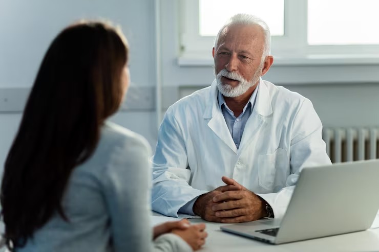 Médico conversando con una paciente